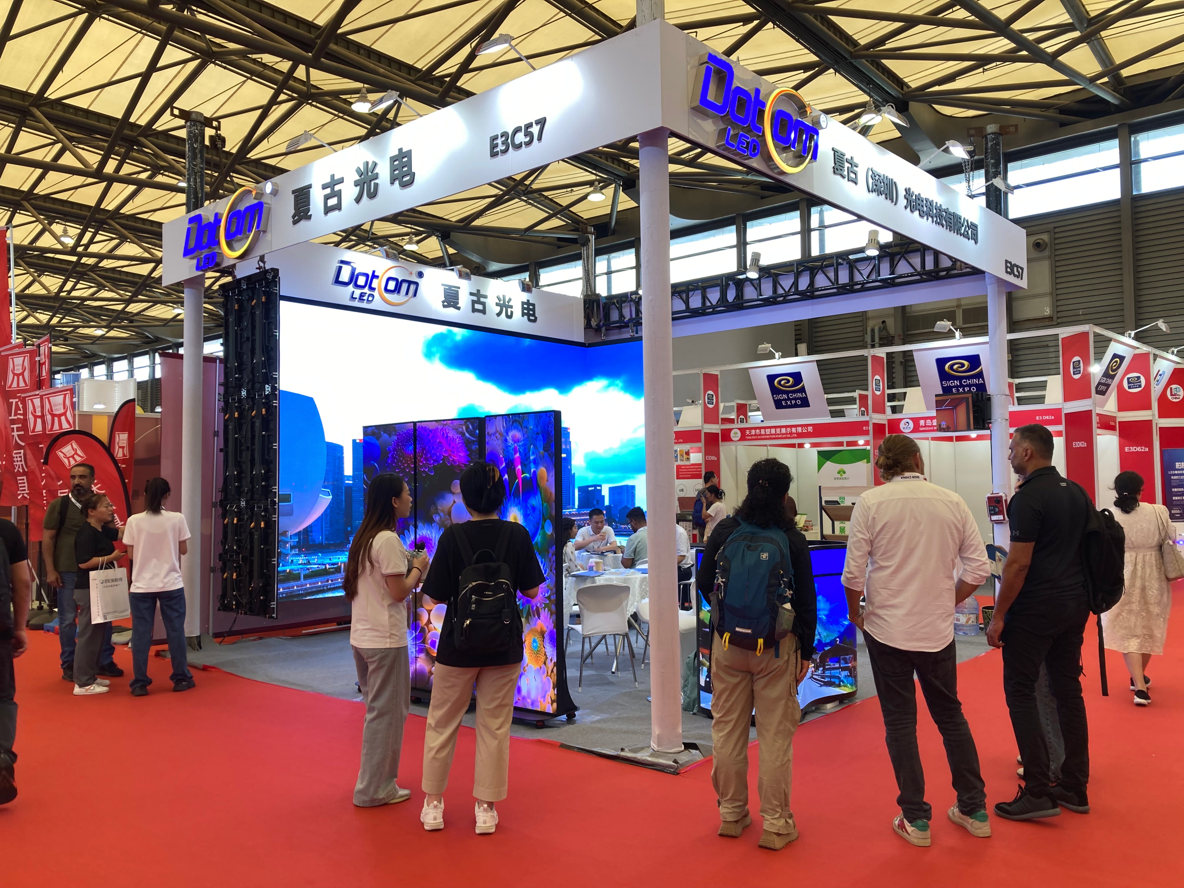 P1.53 Mobile LED Poster Display | Portable Retail Digital Signage - Ultra HD